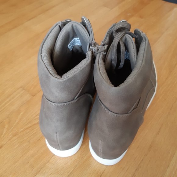 NWOT - Unworn Beige Shoes - Picture 6 of 9
